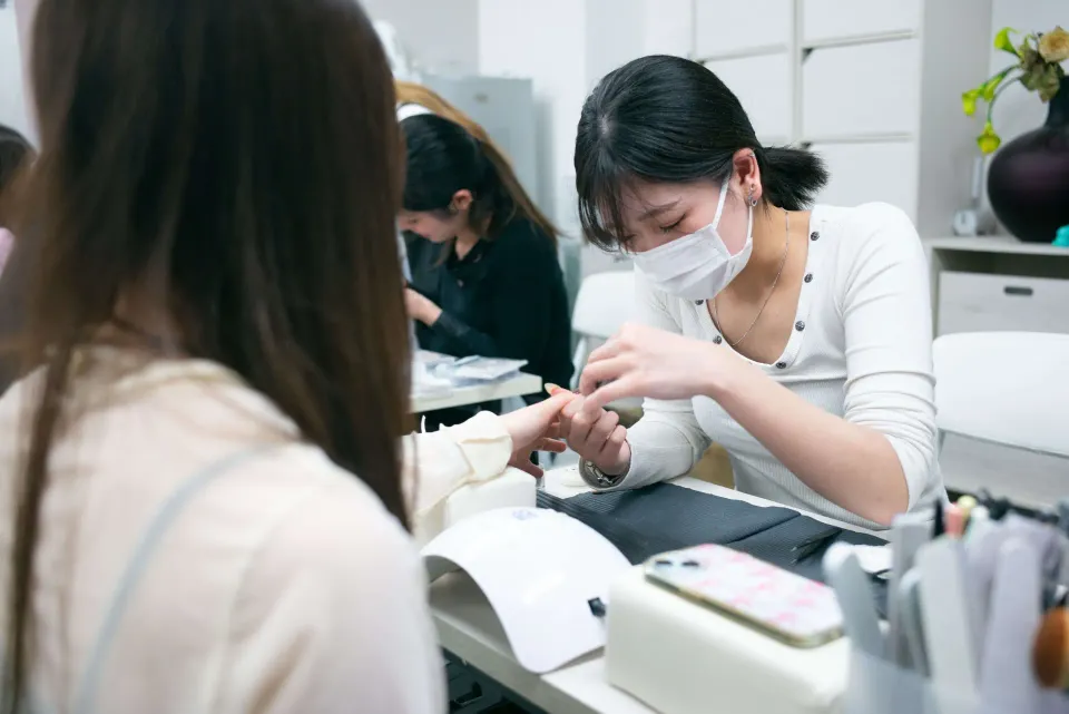 外部の技術参考写真。人の手への施術と支え方。