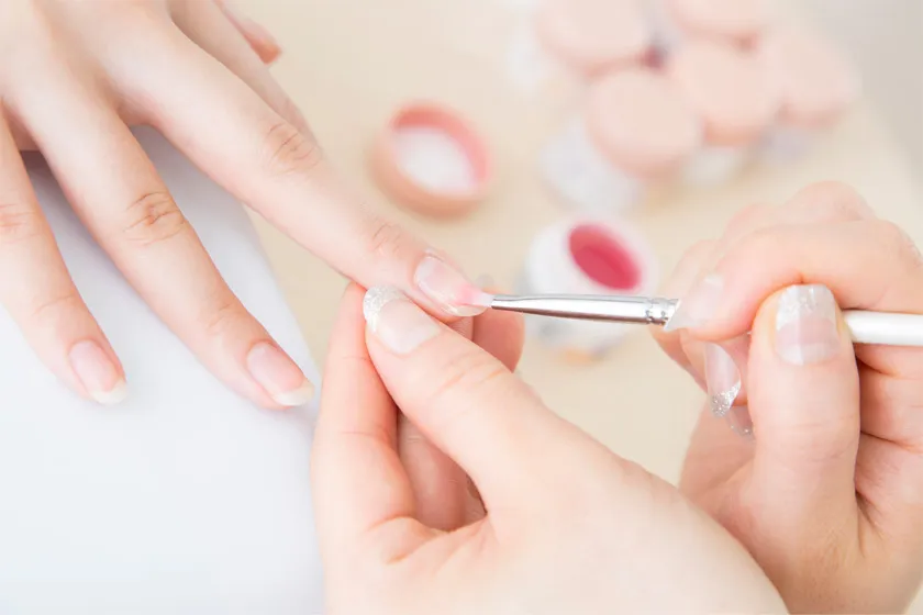外部の塗布技術の参考写真。筆先、爪と支える手。