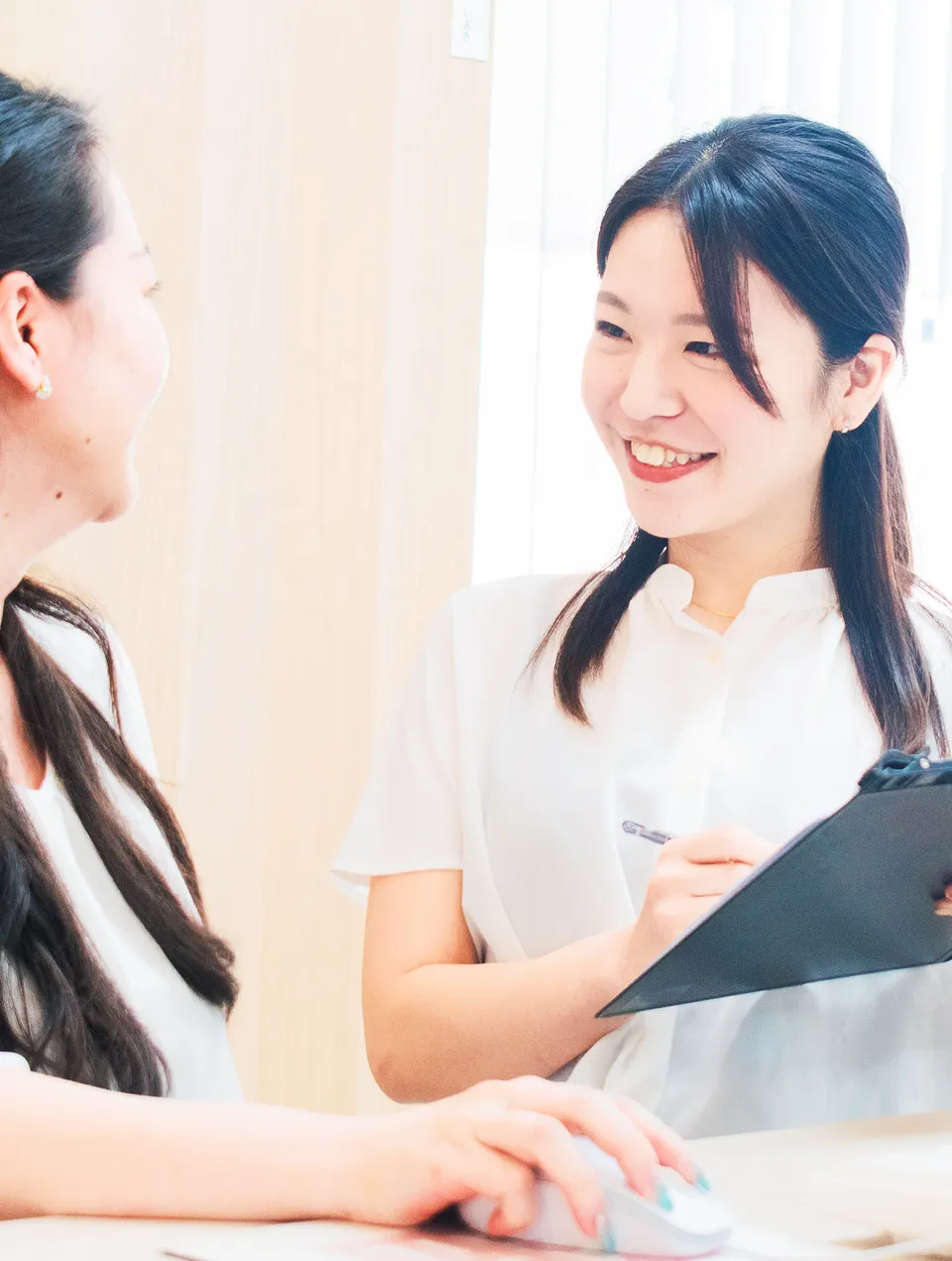 外部の接客参考写真。記録用ボードとお客様の手元。