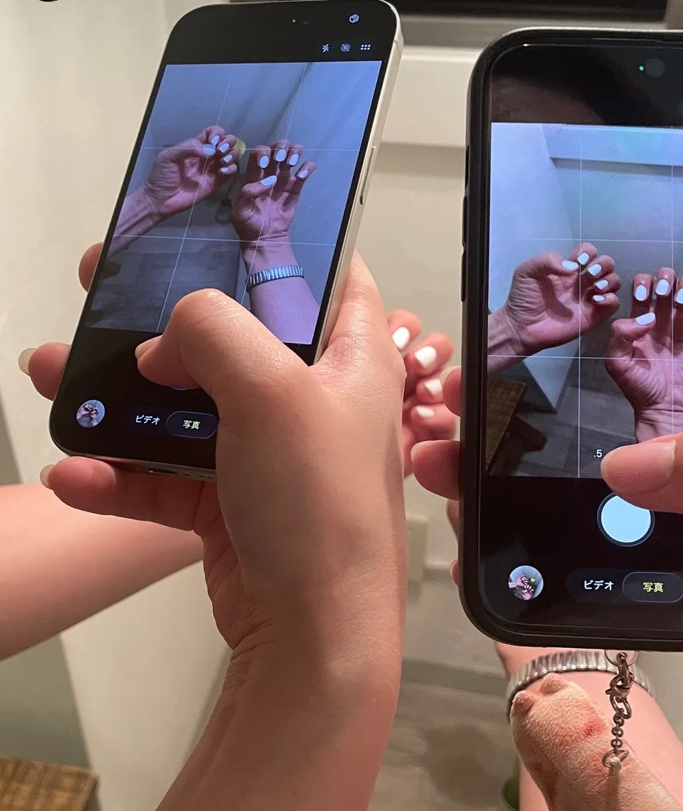 外部の撮影参考写真。スマートフォンで爪を撮る画面。若水の受講生の作品ではありません。