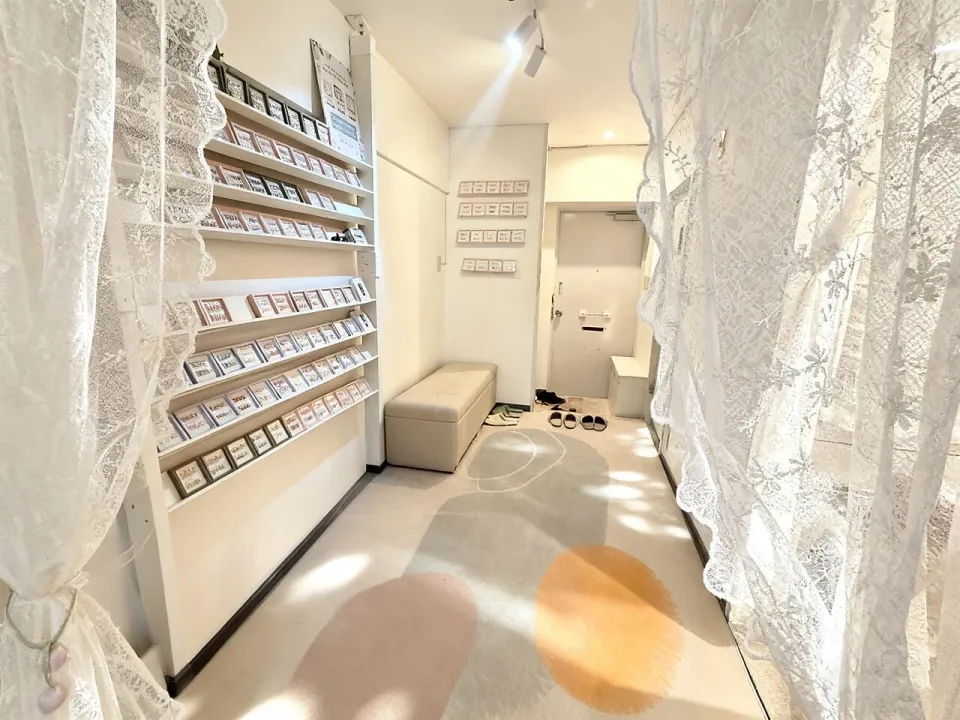 Emily Garden Nail 店内。白い壁にカラーサンプルが並ぶ